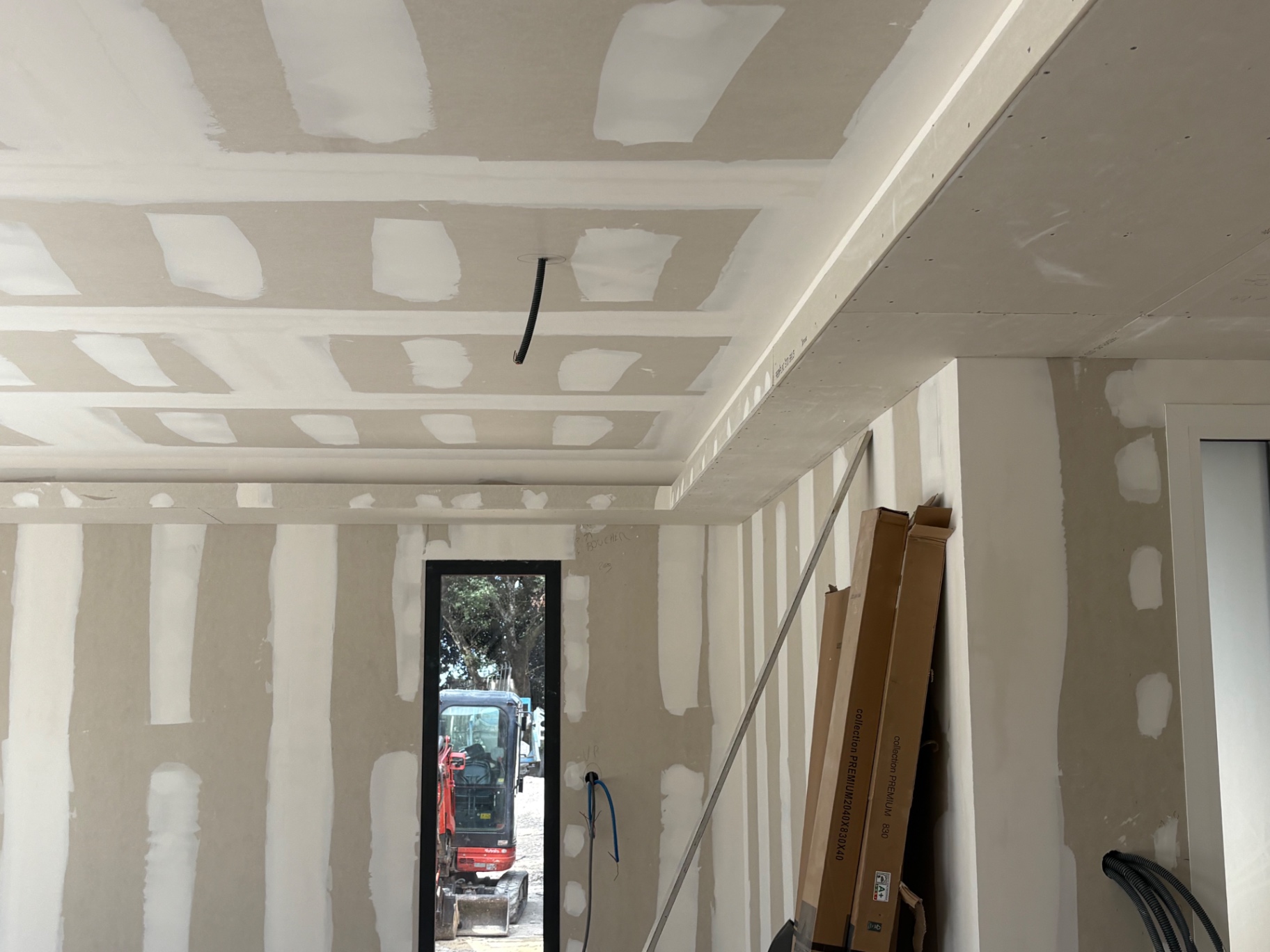 Plafond avec retombée périphérique et cloisons jointées prêtes à peindre
