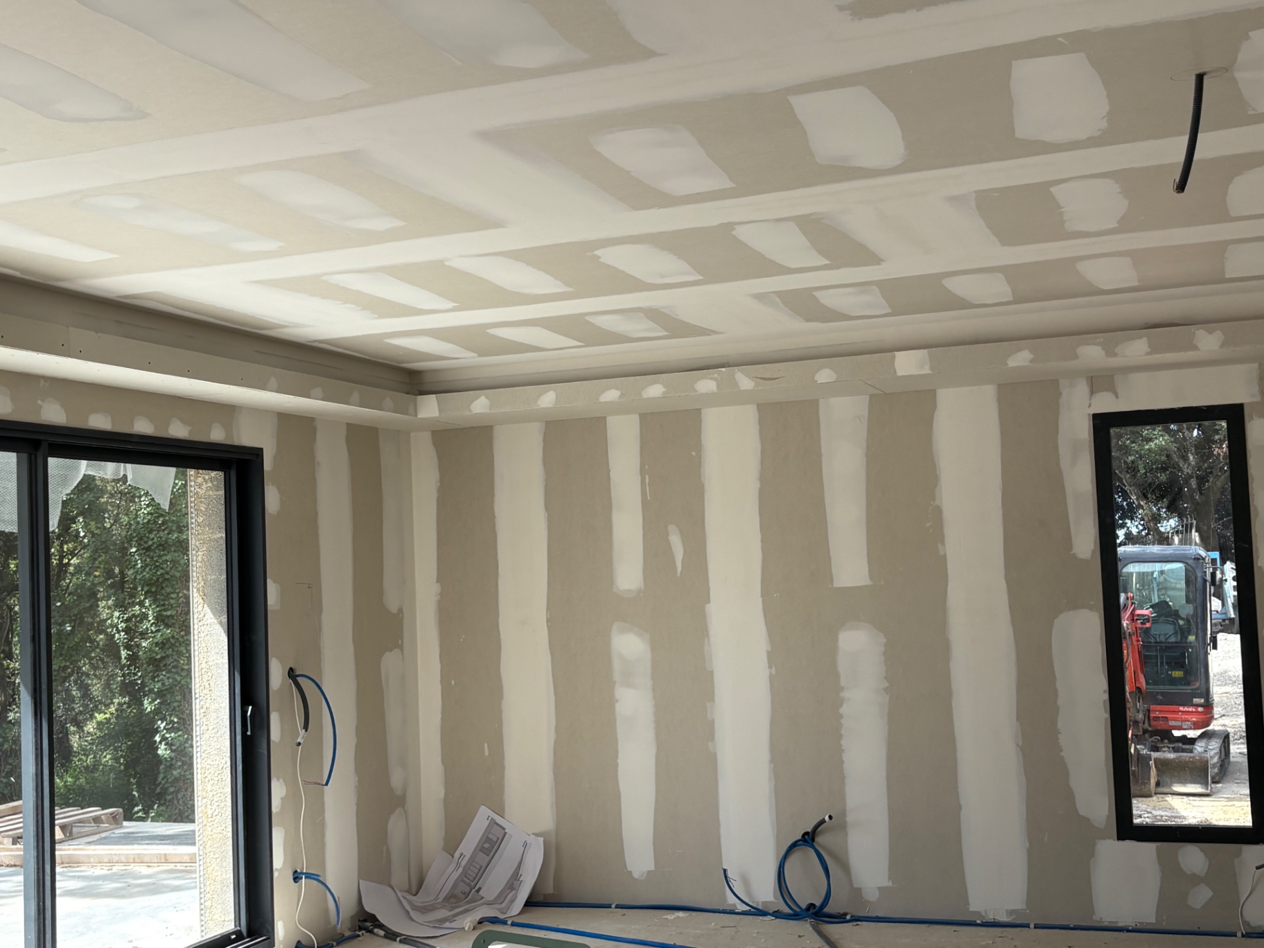 Plafond décaissé contemporain avec finition jointée prête à peindre