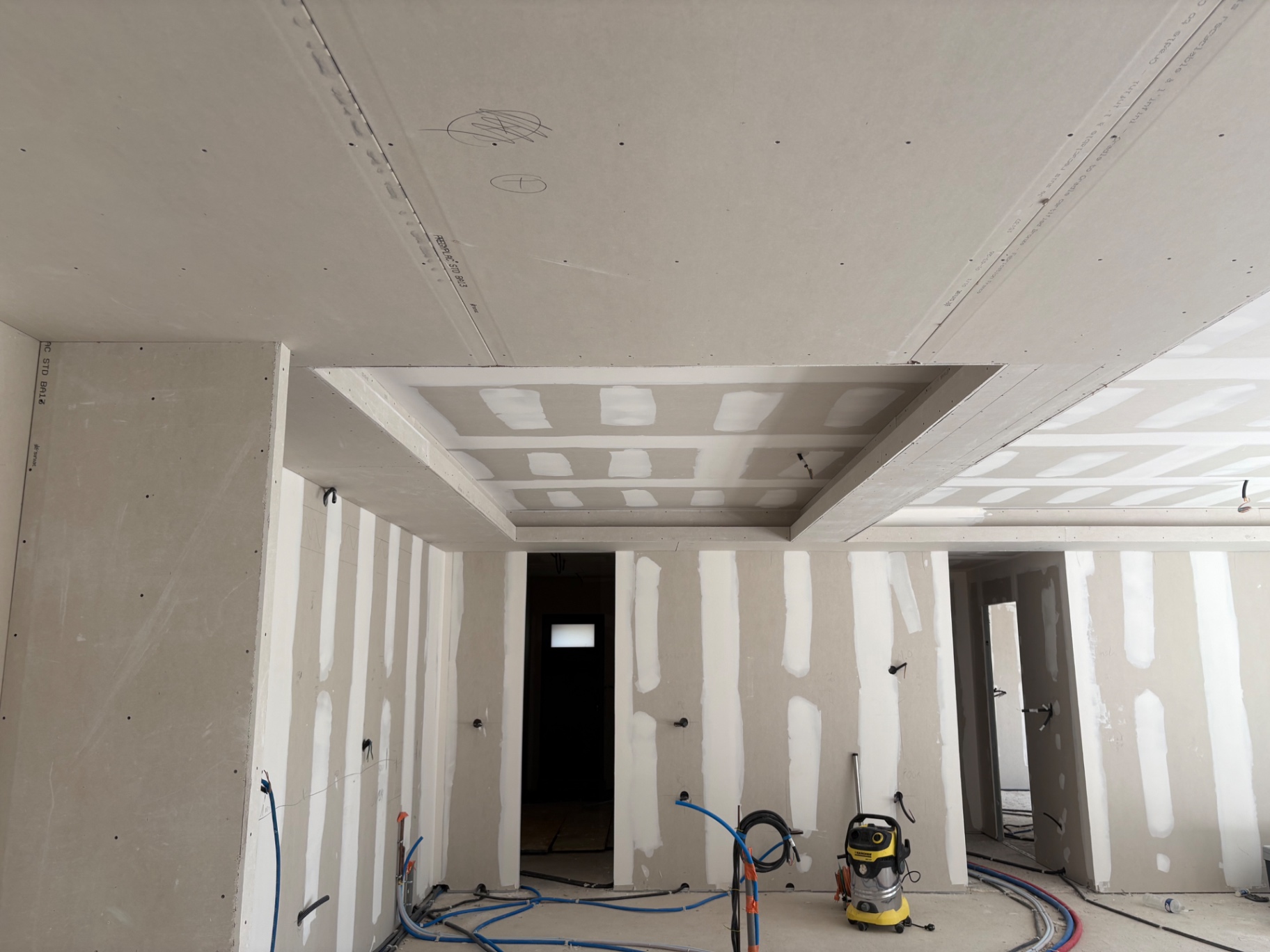 Plafond design avec décaissé rectangulaire et spots intégrés