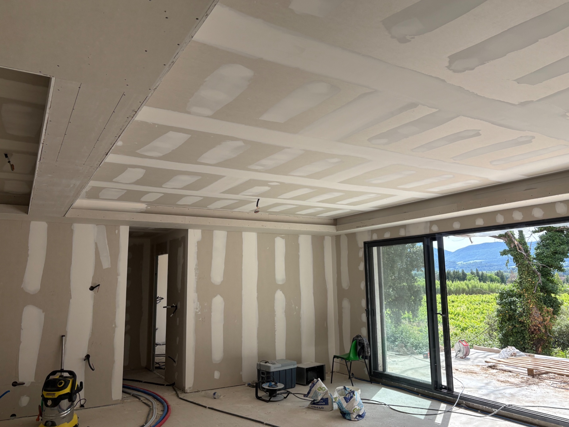 Grande pièce de vie ouverte avec faux plafond design et vue sur le Ventoux
