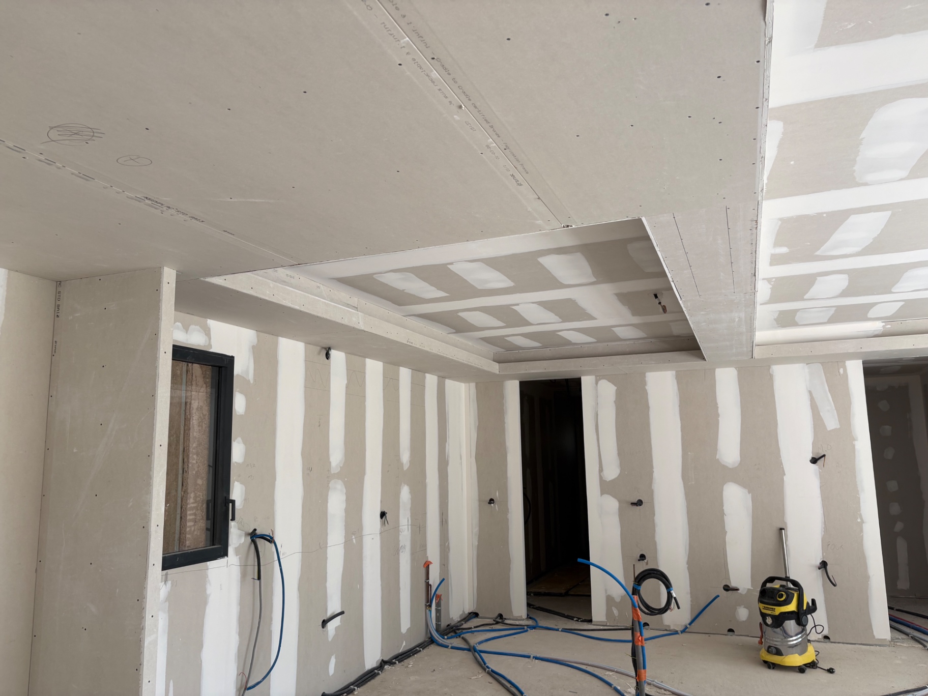Plafond suspendu avec caisson central éclairé et cloisons sèches finition jointée