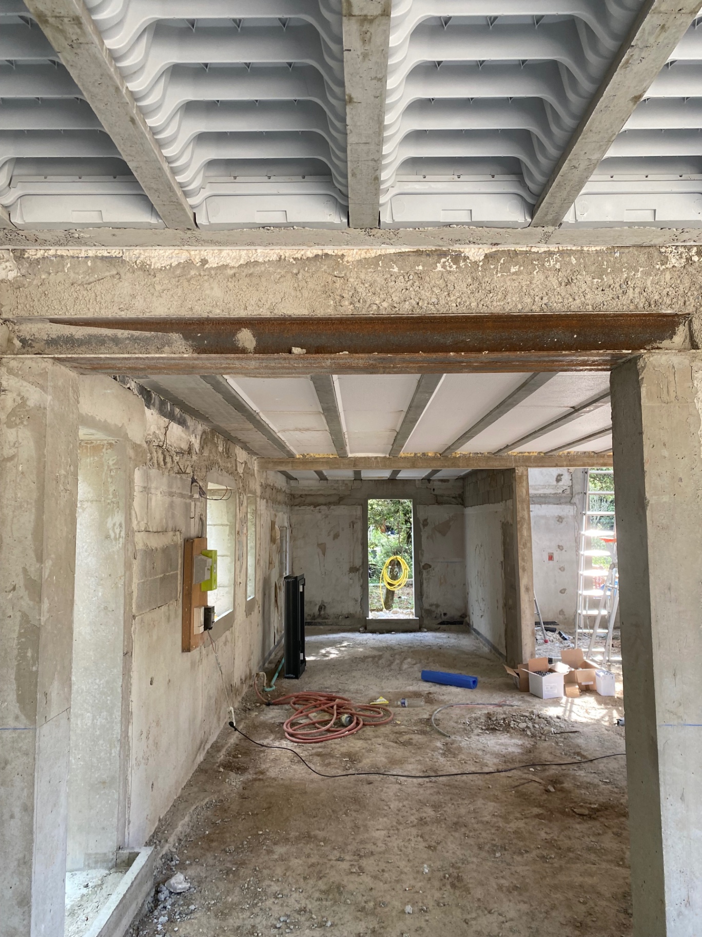 Plafond avec poutrelles hourdis et IPN apparente en cours de doublage